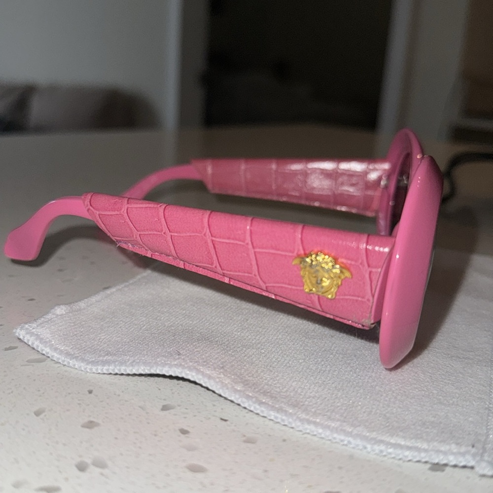 Gianni Versace Vintage Pink Medusa Authentic Unisex - Picture 2 of 8